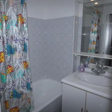 2 Pieces Avec Cabine, Parking, Internet - - Fr-1-313-159 * Bagnères-de-Luchon